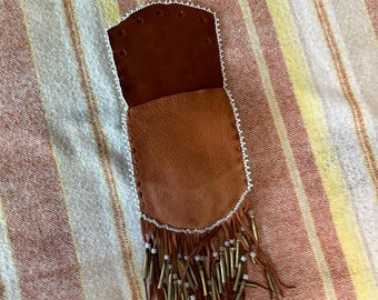 Bolso de cinturón de cuero marrón con flecos y cuentas