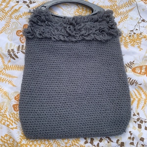 Monedero de punto gris vintage con asas de plástico