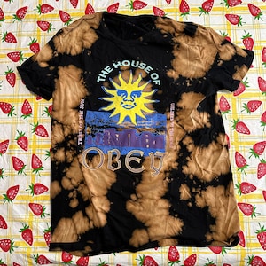 Blaues Batik Shirt mit House of Obey