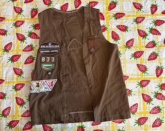 Chaleco marrón con parches de las Girl Scouts de los años 90