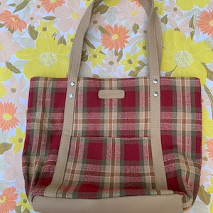 Cartera de cuadros rojos y tostados de Longaberger