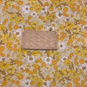 Cartera de mano con cuentas color crema