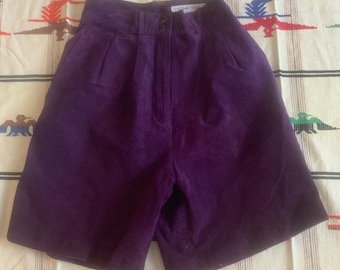 Pantaloncini in pelle scamosciata viola e verde