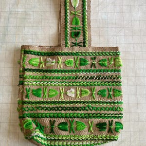 Beige jute handtas met groen gestikt geborduurd ontwerp