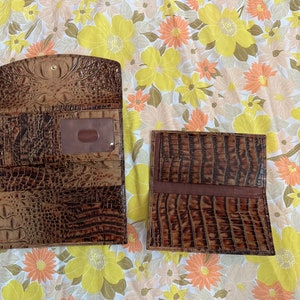 Cartera marrón con estampado de cocodrilo