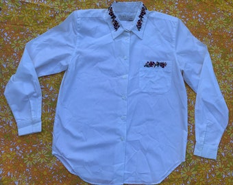 Karen Scott White Button Up w / Blumenstickerei