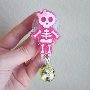 Bobine de badge squelette| Bobine de badge radiographique| Cadeau pour infirmière radiologue | Insigne Rad Tech| Cadeau tech radiologue|Robinet d'insigne d'Halloween| Titulaire d'une pièce d'identité | Insigne