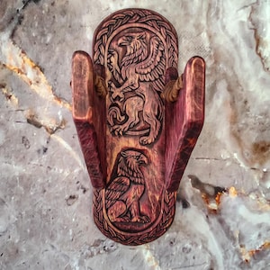Supporto da parete per chitarra con Gryphon – Supporto da parete per chitarra Gryphon – Supporto intagliato a mano per musicisti Black & Death Metal