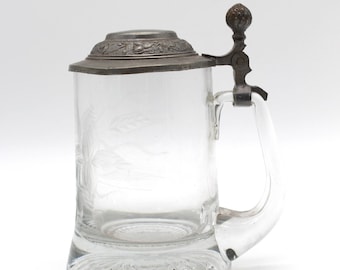 ピューター製の蓋が付いたクリスタルガラス製のビールジョッキ。RASTAL