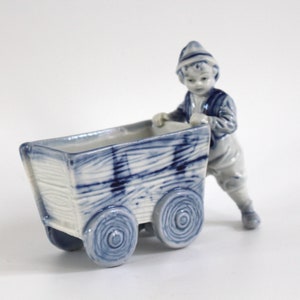 Figurka chłopca Rauensteina z powozem wykonana z porcelany, oznaczona Delft w kolorze niebiesko-białym, około 1890-1910