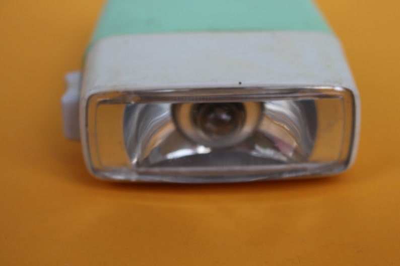 Taschenlampe ELBA. Plaste bzw. Plastik für Flachbatterie. 60er Jahre. DDR mint grün Bild 3