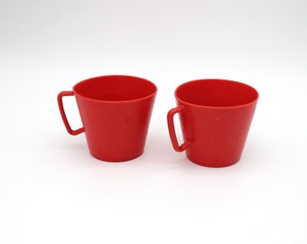 Teacups in red GDR plastic EVP 0,55 Mark