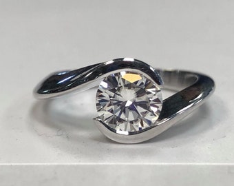 Ladies Round Center Cut Forever One Moissanite Anillo de Compromiso Anillo de Tensión