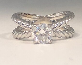 Anillo solitario con diseño retorcido de oro de 14 kt para dama