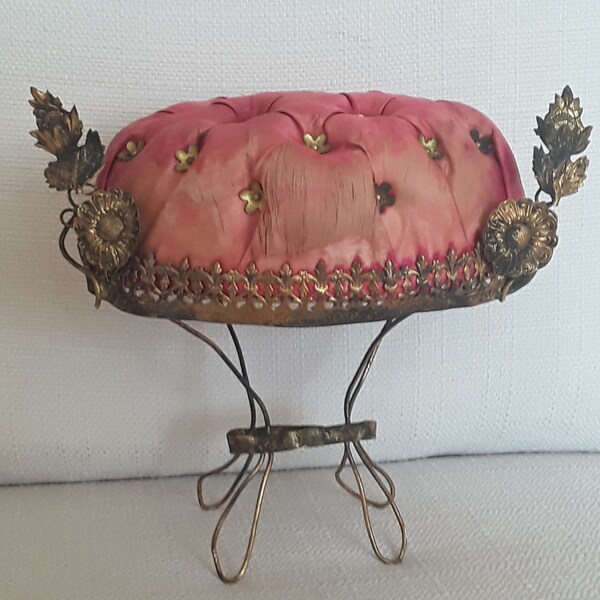 Intérieur antique de dôme de mariage français. Globe de mariage, Mariee, coussin bague en soie rouge, coussin en soie feuilles et fleurs en tissu