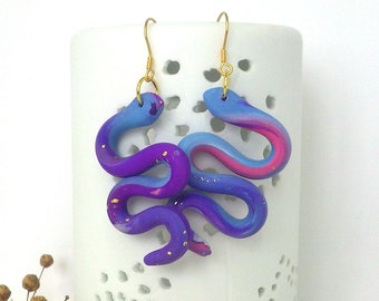 Boucles d'Oreilles serpent, plusieurs couleurs au choix, rose, bleu , violet multicolore, argile polymère et acier inoxydable doré, légères