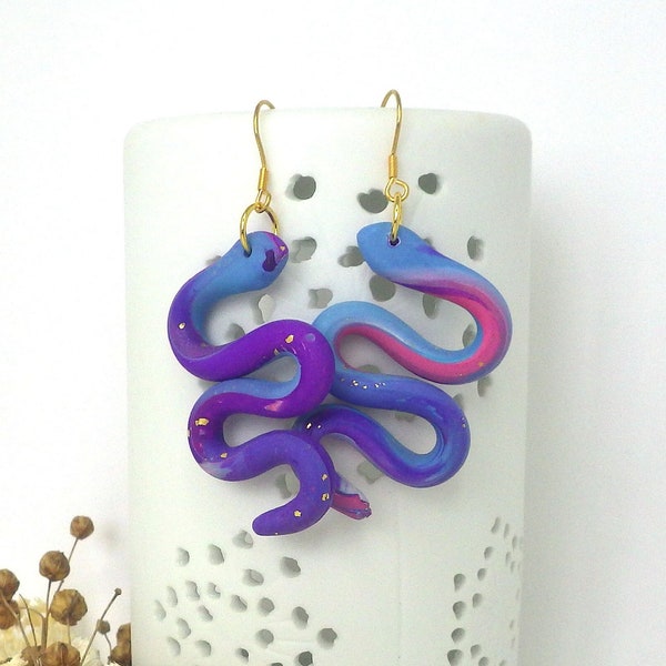 Boucles d'Oreilles serpent, plusieurs couleurs au choix, rose, bleu , violet multicolore, argile polymère et acier inoxydable doré, légères