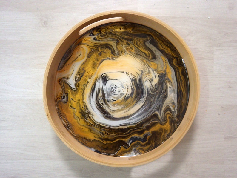 Vassoio da portata rotondo in legno dipinto e resinato, diametro 30 cm, motivo astratto oro bianco e nero, spirale fluida, decoro cucina immagine 1