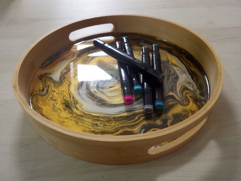 Vassoio da portata rotondo in legno dipinto e resinato, diametro 30 cm, motivo astratto oro bianco e nero, spirale fluida, decoro cucina immagine 4