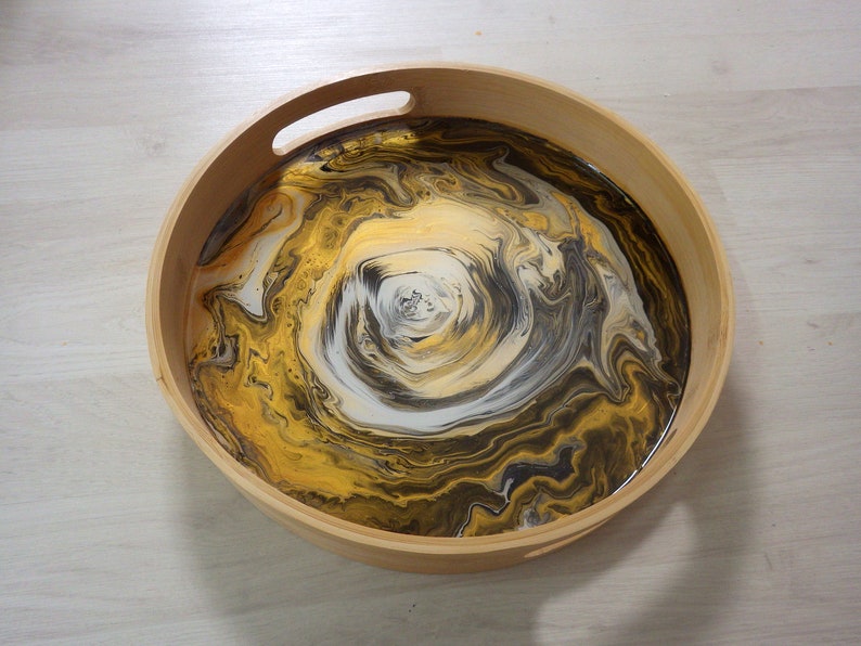 Vassoio da portata rotondo in legno dipinto e resinato, diametro 30 cm, motivo astratto oro bianco e nero, spirale fluida, decoro cucina immagine 2