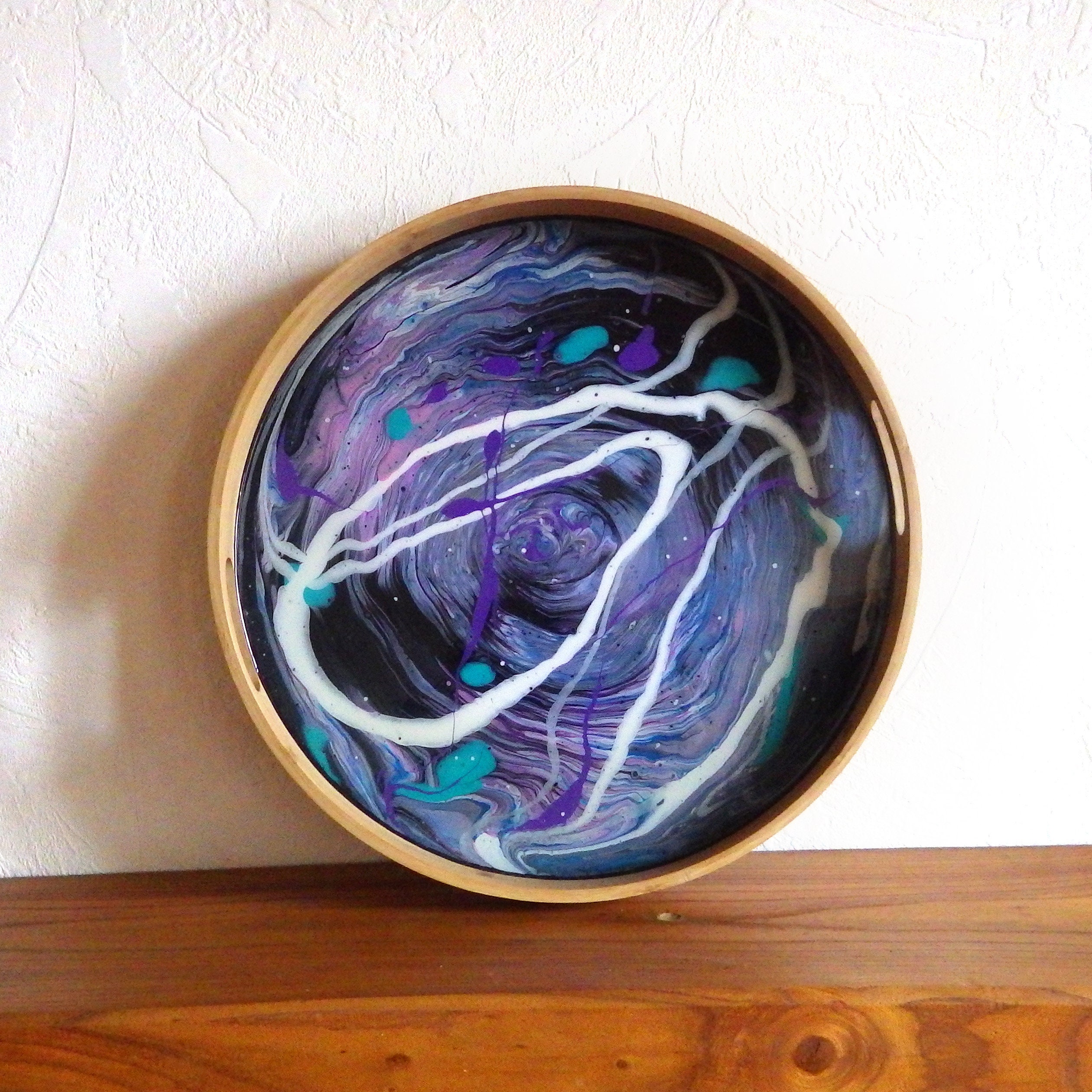 Plateau en Bois Peint et Résiné, 40cm de Diamètre, Motif Abstrait Galaxie, Violet, Turquoise, Noir B