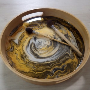 Vassoio da portata rotondo in legno dipinto e resinato, diametro 30 cm, motivo astratto oro bianco e nero, spirale fluida, decoro cucina immagine 3