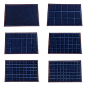 Op de afbeelding: Zes houten trays met een blauwe fluwelen voering en meerdere compartimenten. De trays zijn gerangschikt in twee rijen van drie.