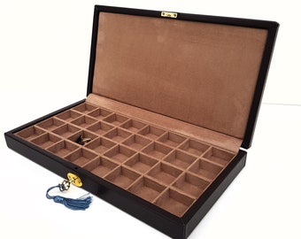 Box for 32 pairs of cufflinks.  Scatola per 32 coppie di gemelli.