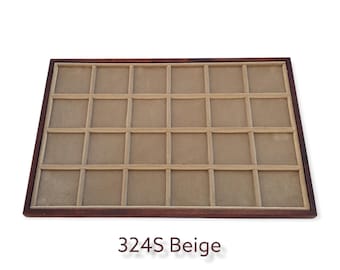 Op de afbeelding: Een rechthoekige beige sieraden display tray met een donkerbruin houten frame. De tray is verdeeld in 24 vierkante compartimenten. De tekst "324S Beige" is onderaan de afbeelding gedrukt.