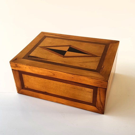 Box of young people. Wood used: Black ebony, mahogany, olive tree, laurel. Ring tray, bracelets, necklaces. Jewerly box, watch box