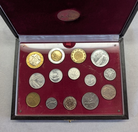 Souvenir lire in a handcrafted used case. Circulated coins: 1, 2, 5, 10, 20, 50, 100, 200, 500, 1000 lire, plus a 500 lire silver coin.