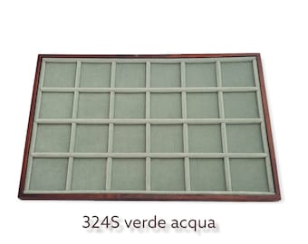 Op de afbeelding: Een houten dienblad met 36 vakken bekleed met groen vilt. Het dienblad is gelabeld met "324S verde acqua".