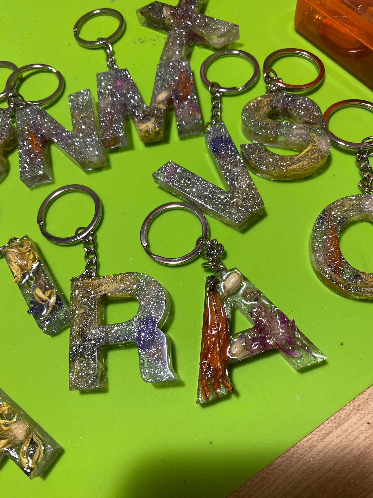 Portachiavi Con Lettera In Resina - Design Con Margherita E Nappe, Regalo Personalizzato