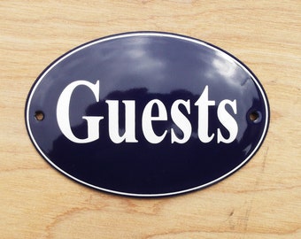 Cartel clásico esmaltado de 'Invitados'. Texto blanco sobre fondo azul francés, Ovalado, 12x8cm.