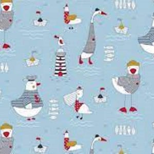 Könnte beinhalten: Hellblauer Stoff mit nautischem Muster. Das Design zeigt Cartoon-Möwen mit Matrosenmützen und -westen, zusammen mit kleinen Booten, Leuchttürmen und stilisierten Wellen. Die Möwen haben rote Füße und Schnäbel.