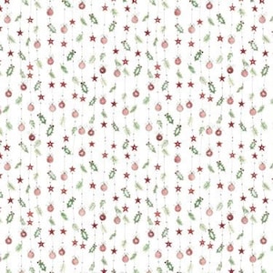 Può includere: Uno sfondo bianco con un motivo ripetitivo di stelle rosse, foglie di agrifoglio verdi e palline rosa appese a delle corde.