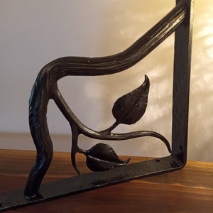 Shelf Bracket with Leaves