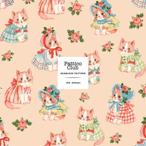 Op de afbeelding: Een naadloos patroon op een licht perzikkleurige achtergrond met illustraties van kittens in jurkjes en mutsjes, afgewisseld met kleine roze roosjes. Het witte vierkant in het midden toont de tekst Pattico Club SEAMLESS PATTERN JPG 300dpi.