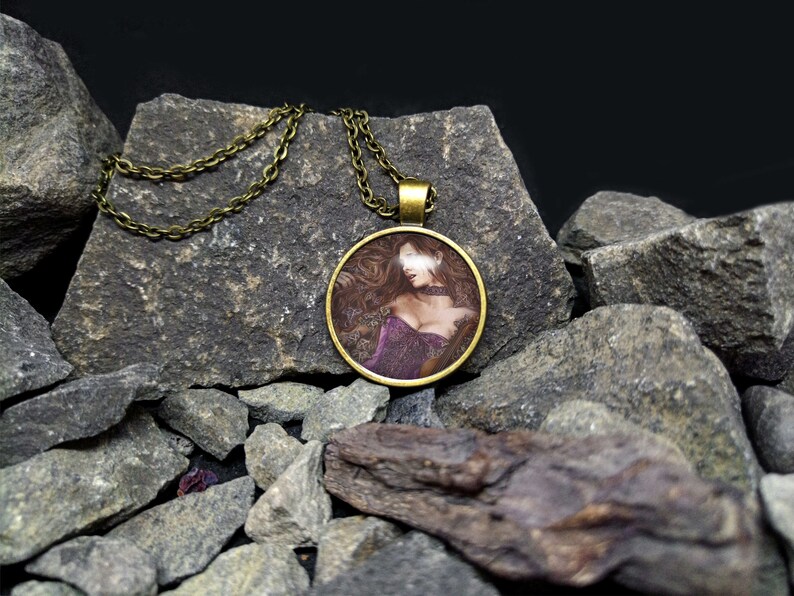Victoria Frances Cameo Art Victorian Steampunk Cosplay Art Glass Cabochon Bronz Necklace Pendant