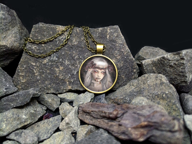 Victoria Frances Cameo Art Victorian Steampunk Cosplay Art Glass Cabochon Bronz Necklace Pendant