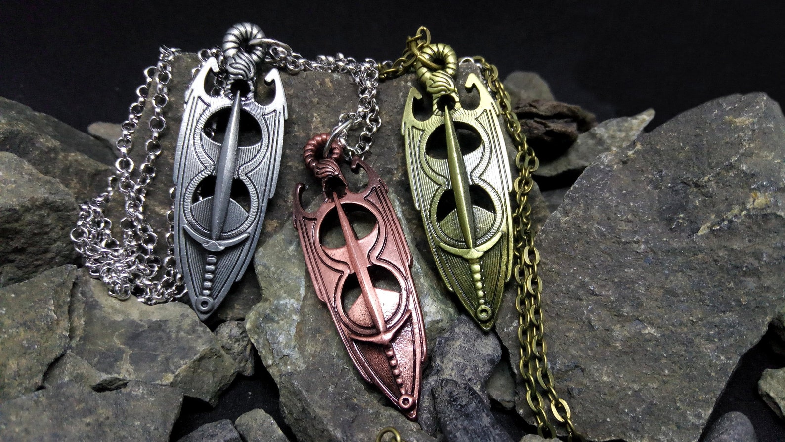 Кулон акатоша. Амулеты скайрим. Амулет акатоша. Акатош в виде амулета. Акатош в виде амулета.
