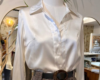 Chemisier en soie classique inspiré des années 50. blouse de créateur de style vintage.