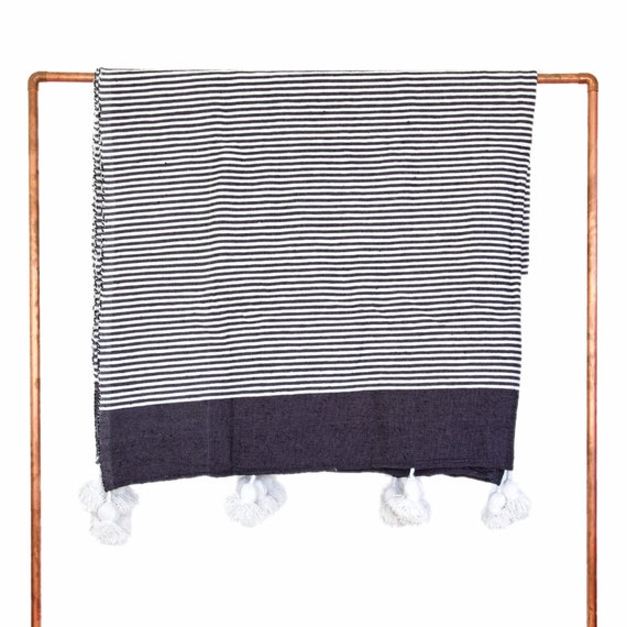 Moroccan Cotton Pom Pom Blanket Dark Grey & White Striped Illy Made Manta marroquí con Pompones Rayas en Blanco y