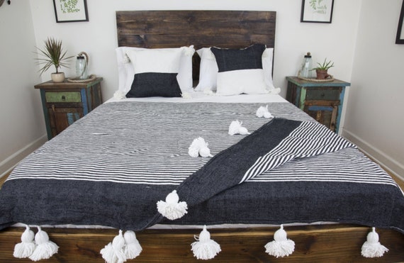 Moroccan Cotton Pom Pom Blanket Dark Grey & White Striped Illy Made Manta marroquí con Pompones Rayas en Blanco y