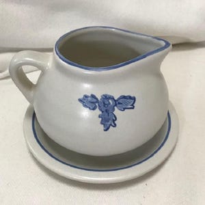 Pfaltzgraff Yorktowne Blue Pitcher or Gravy Sauce Boat with Underplate Traditional Early American 20 oz USA EUC