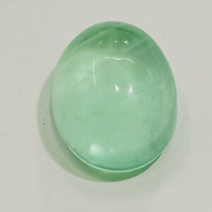 Increíble verdeFluorita grande pec Ovel Forma. Siz 21X26 mmPeso 64.10 Carat completo Flash verde fluorita itam marcado es bueno
