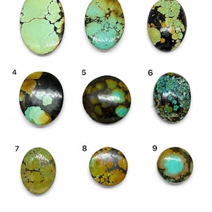 Peut inclure: Une collection de neuf cabochons de turquoise polis disposés en grille, numérotés de un à neuf. Chaque pierre présente des motifs de matrice naturels uniques dans des tons de vert, bleu, brun et noir, avec des formes ovales et rondes.