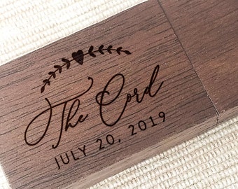 Op de afbeelding: Een houten USB-stick met de tekst "The Cord" en "JULY 20, 2019" erop gegraveerd.