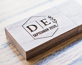 Op de afbeelding: Een houten USB-stick met een zeshoekig ontwerp gegraveerd met de initialen "D|E" en de tekst "SEPTEMBER 2020".