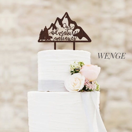 Décoration de gâteau de mariage montagne – « Our Adventure Continues » – Décoration de gâteau en bois rustique, personnalisée, décoration de mariage aventure